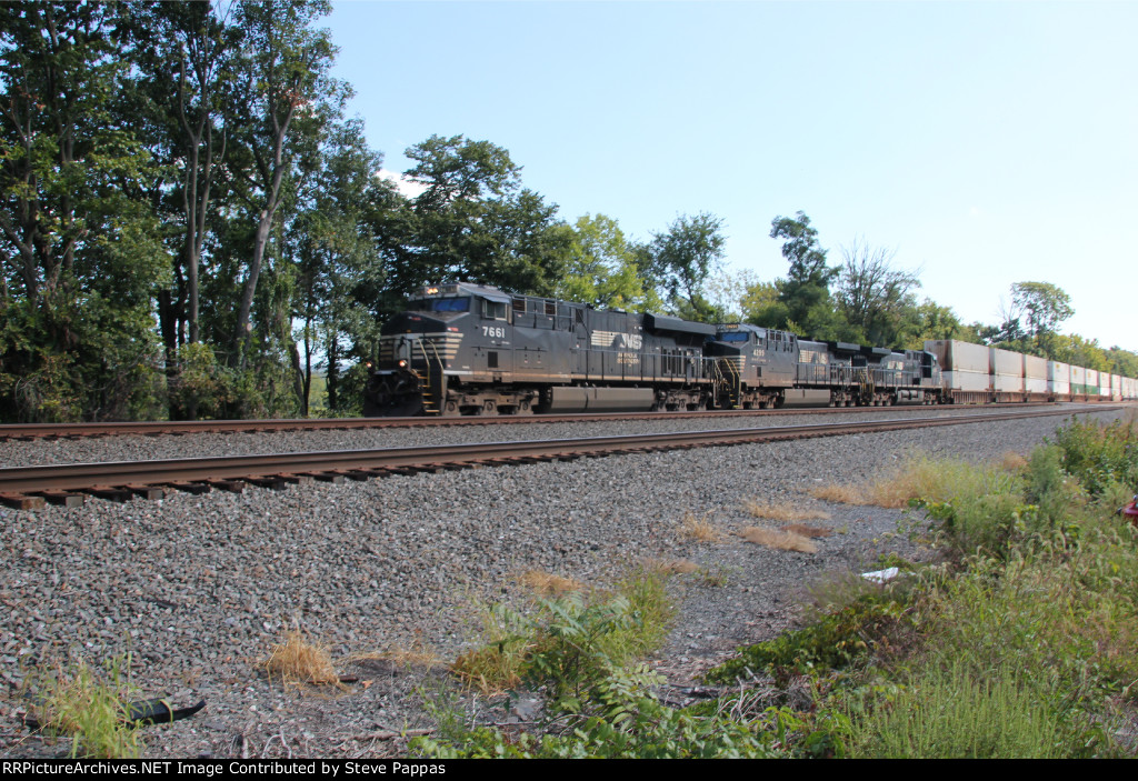 NS 7661 leading a westbound intermodal